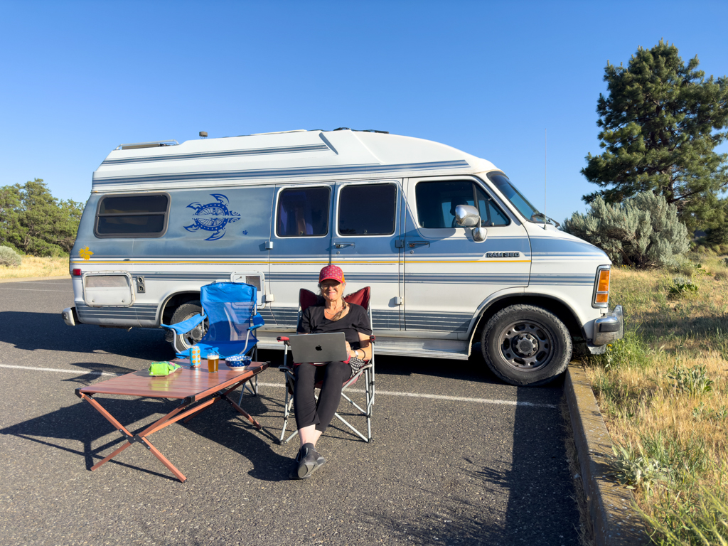 Ma mit neuem Käppi am Arbeiten auf dem windumtosten Parkplatz des Columbia Gorge Discovery Center & Museum