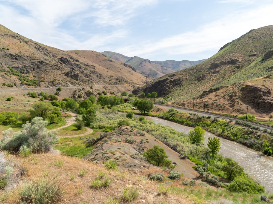 Strasse und Bahngleise zum Snake River