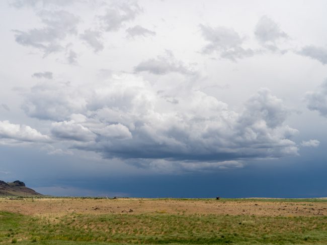 Die Gewitterwolken werden immer dunkler, aber kommen noch nicht näher.