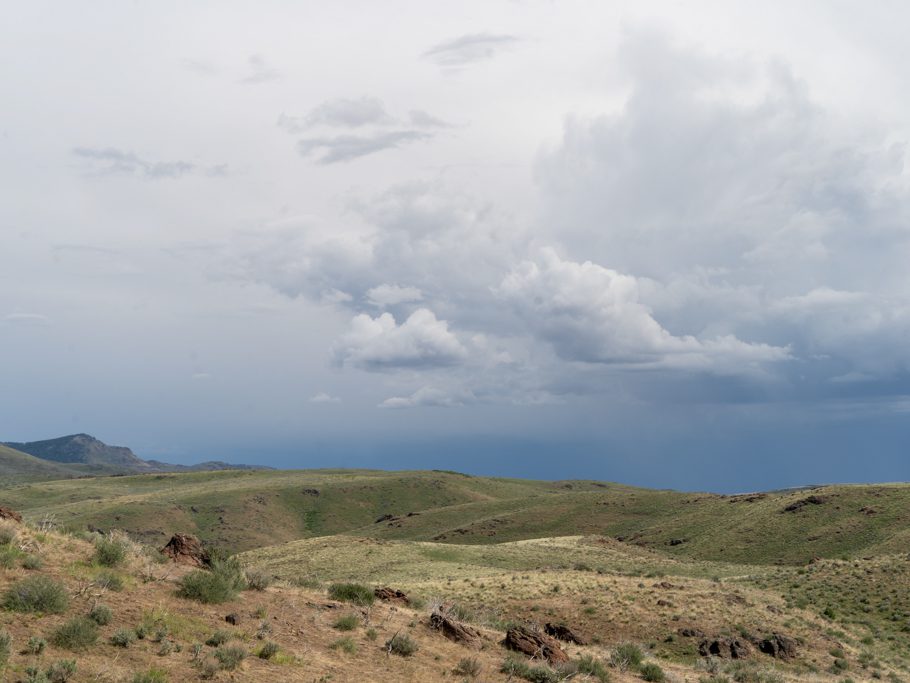 Weiterfahrt ab Mountain Home, Aufstieg in die Hügel. In der Ferne braut sich ein Gewitter zusammen…
