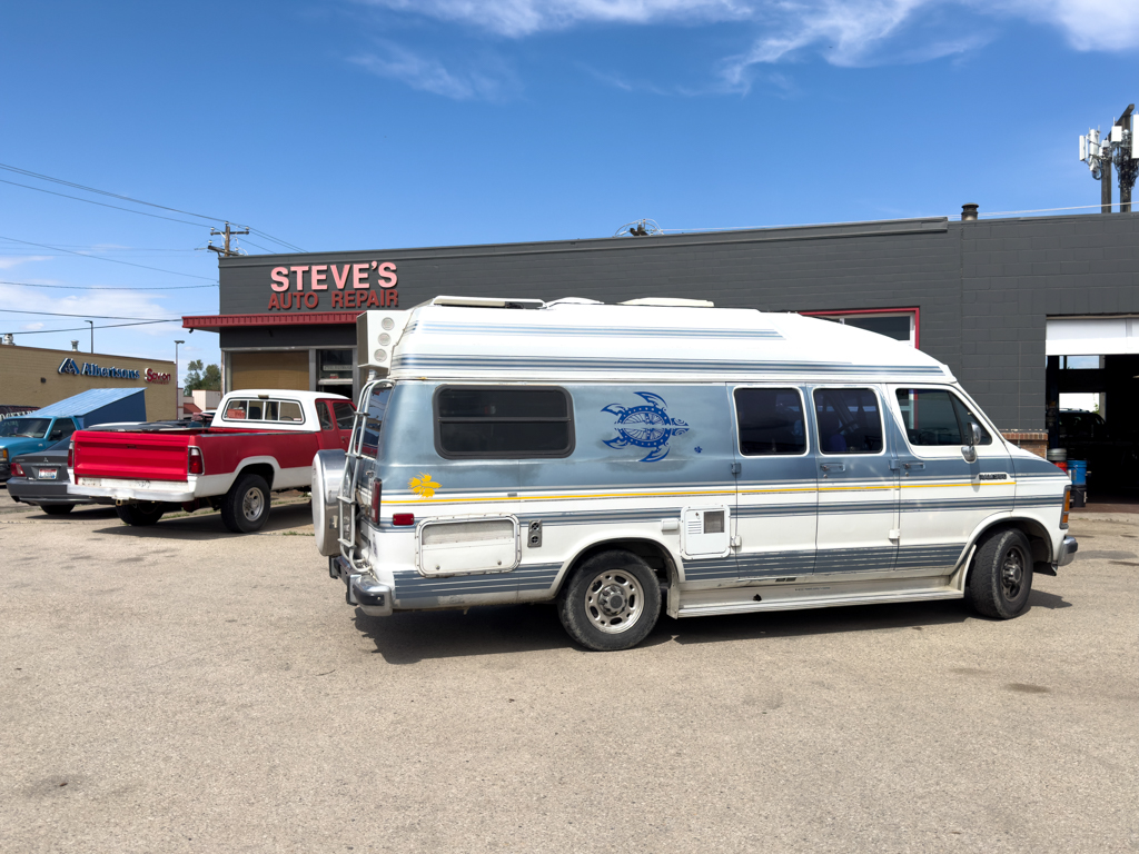 Martha kommt auf dem Garagenvorplatz von Steve's Auto Repair in Mountain View an
