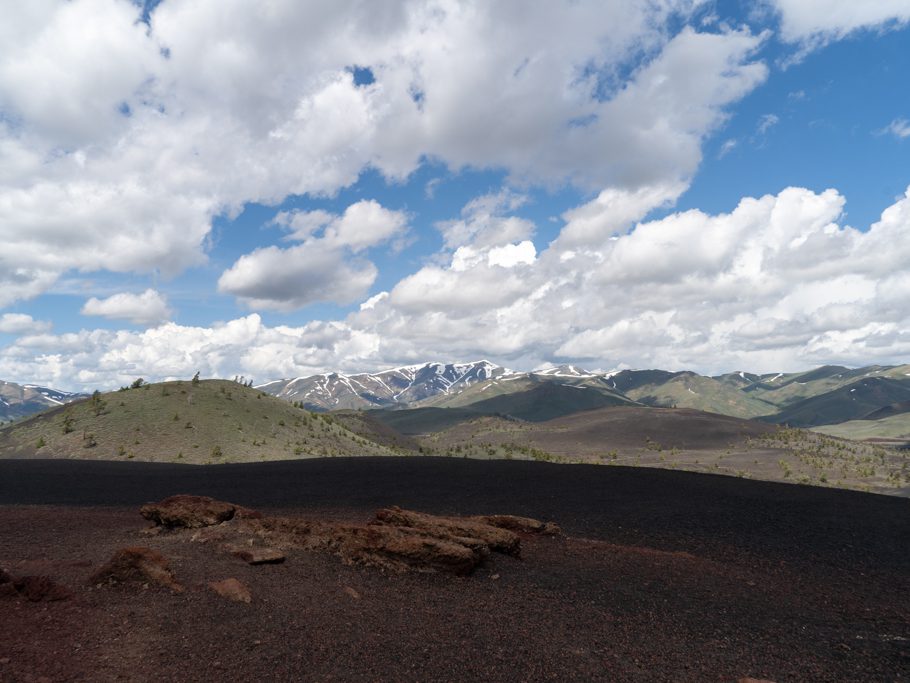 Aussicht vom Inferno Cone nach Norden auf die noch schneebedeckten Berge Idahos