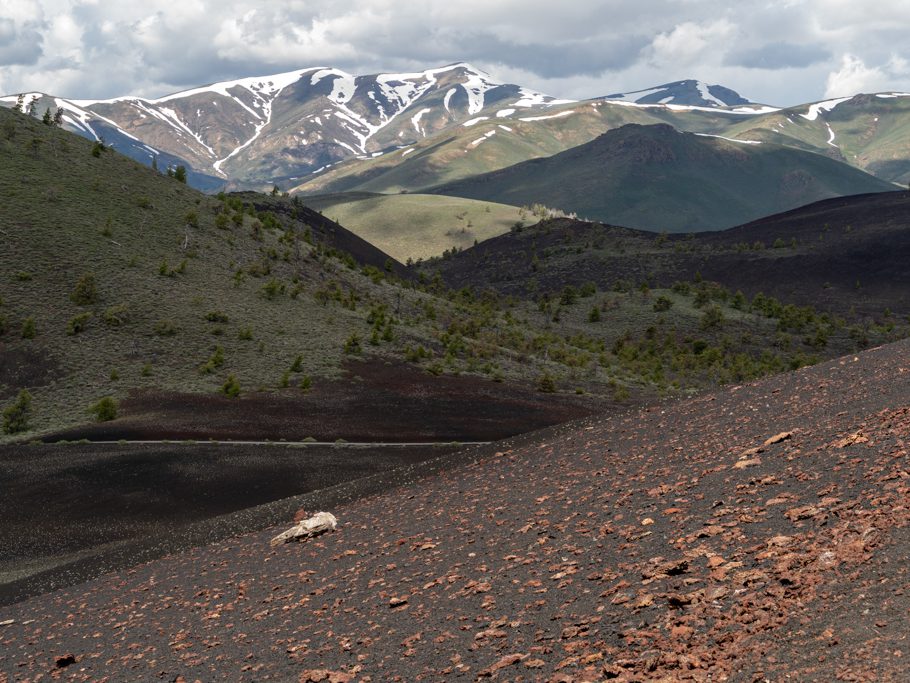 Aussicht vom Inferno Cone nach Norden auf die noch schneebedeckten Berge Idahos