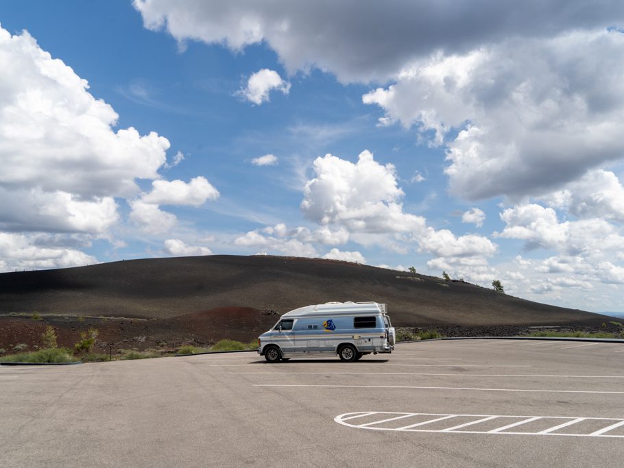 Martha ganz alleine auf dem Parkplatz, Craters of the Moon