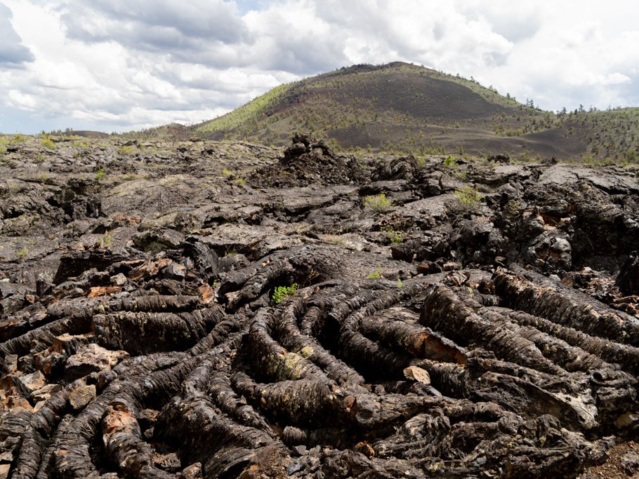Schnurlava (Pahoehoe), hier leider etwas zerstört durch BesucherInnen des Parks (helle, rötliche Stellen)