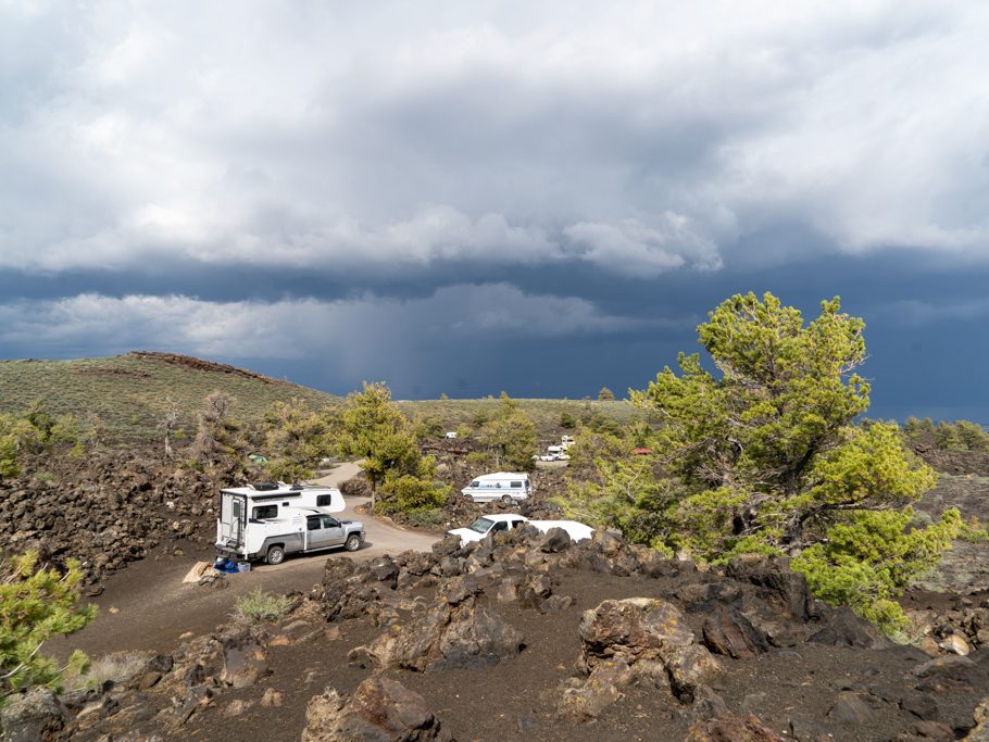 Dunkle Gewitterwolken über dem Lava Flow Campingplatz - Martha im Zentrum ;-)