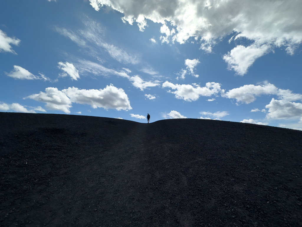 Ma auf dem "Inferno Cone", Craters of the Moon National Monument, Idaho