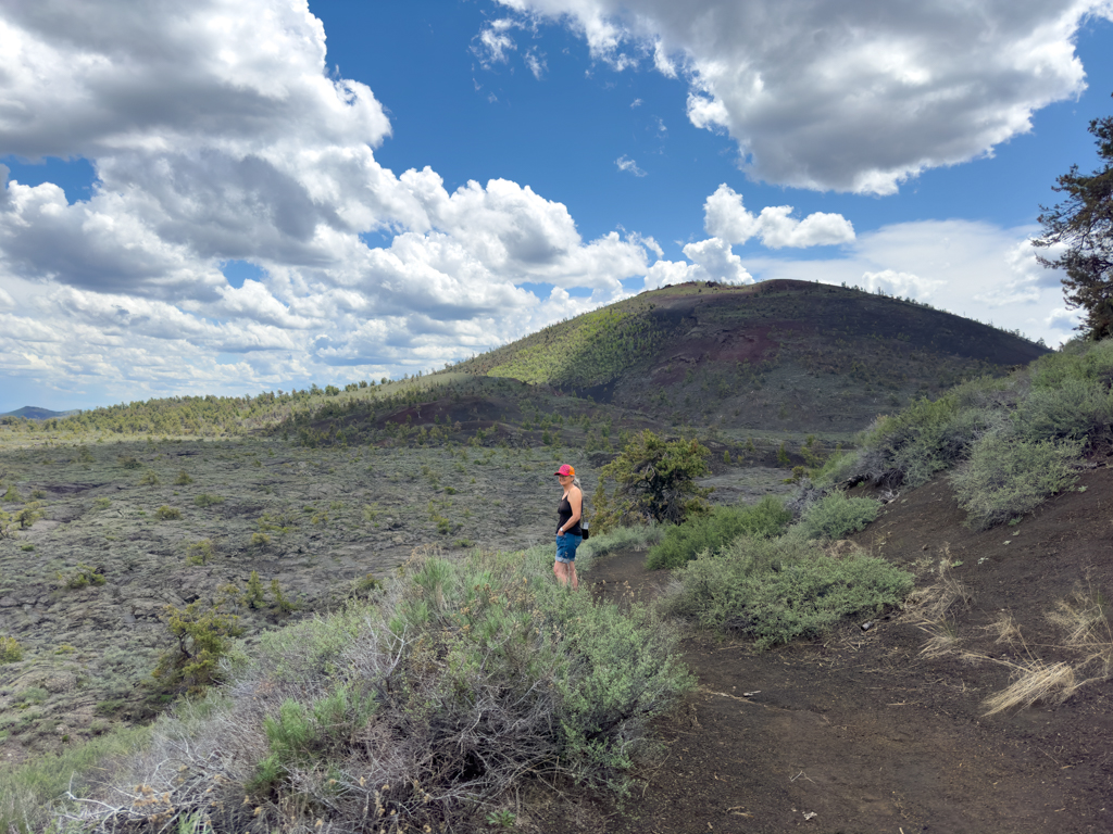 Ma auf einer kleinen Wanderung in Craters of the Moon National Monument, Idaho