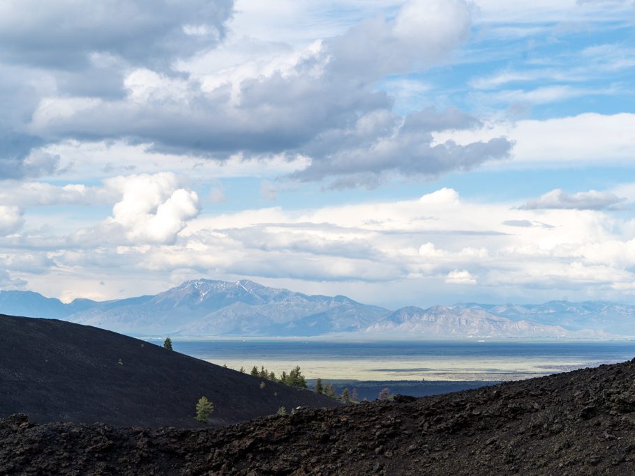 Ausblick von Craters of the Moon National Monument auf die Ebene des Snake Rivers