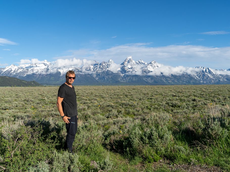 Jo posiert vor den Grand Tetons