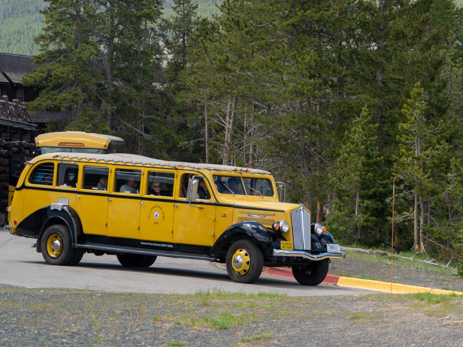 Cabrio-Bus des Old Faithful Inn