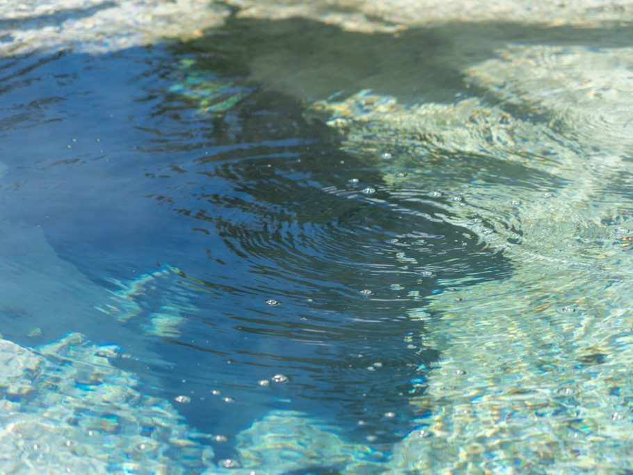 Es blubbert stetig kochend heisses Wasser hoch aus der "Hot Spring"