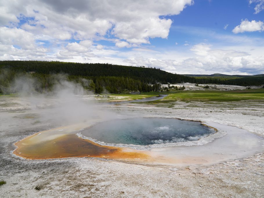 Eine "Hot Spring" brodelt, zischt und dampft