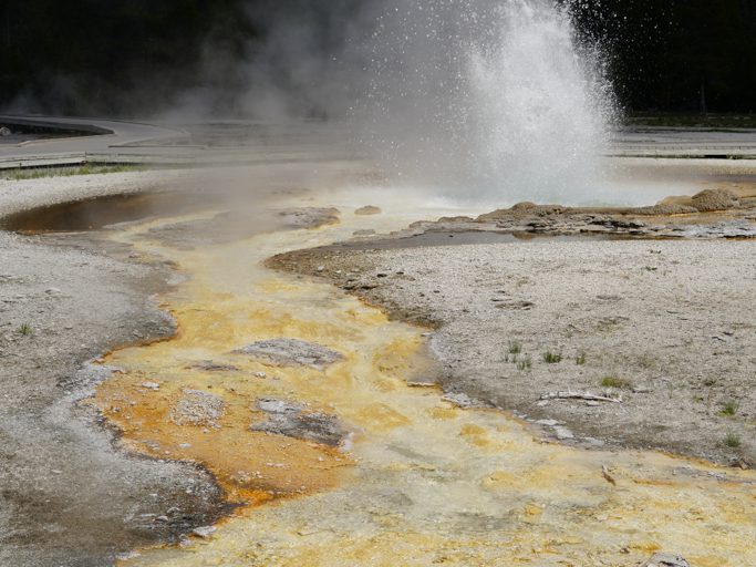 ein Geysir spuckt kochendes Wasser in die Höhe