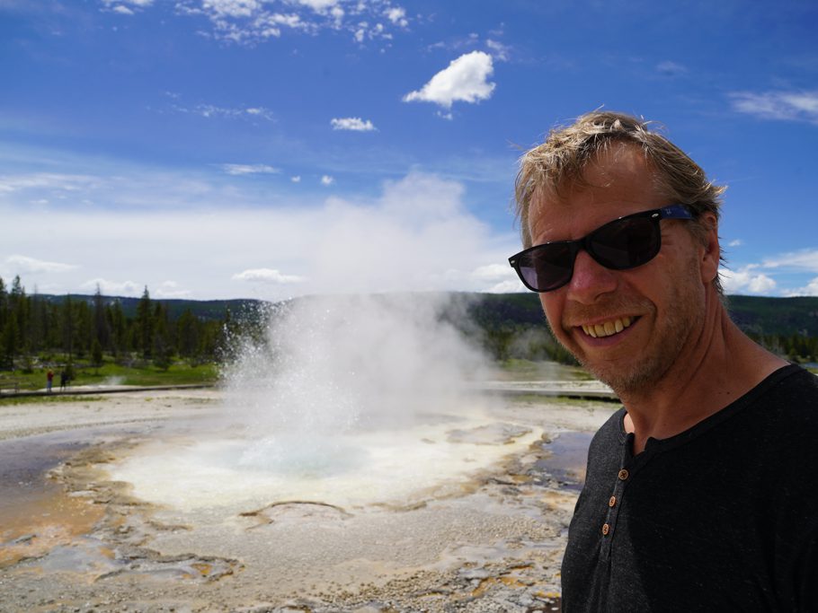 Der Geysir hinter Jo bricht gleich aus