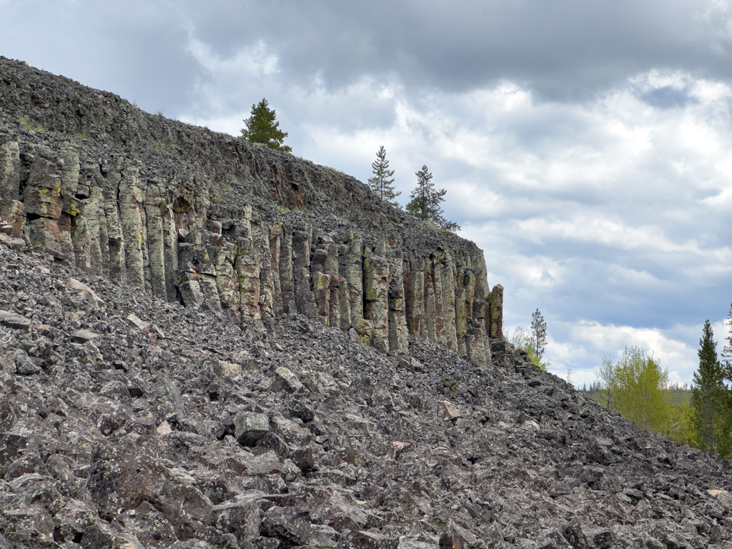 Basalt-Steinsäulen und -Felsen