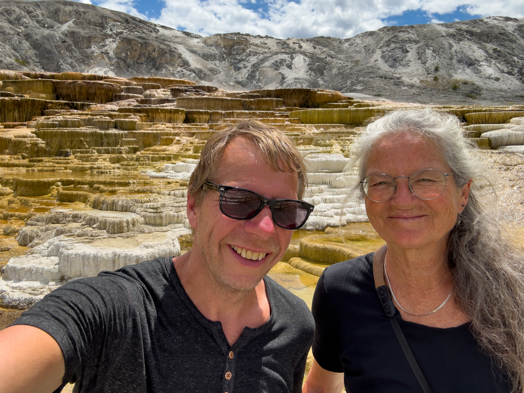 JoMa bei den Mammoth Hot Springs und Sinterterrassen