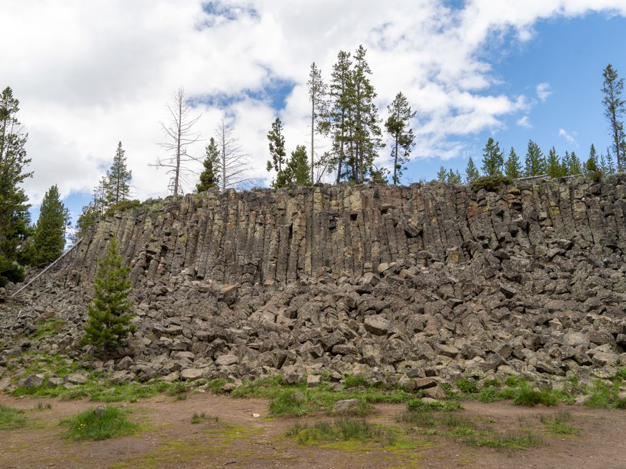 Basalt-Steinsäulen und -Felsen