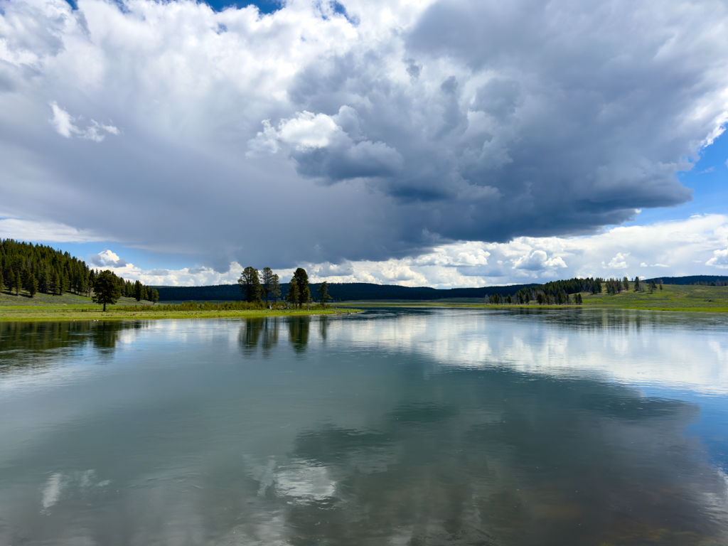 Yellowstone River und dunkle Wolken am Himmel