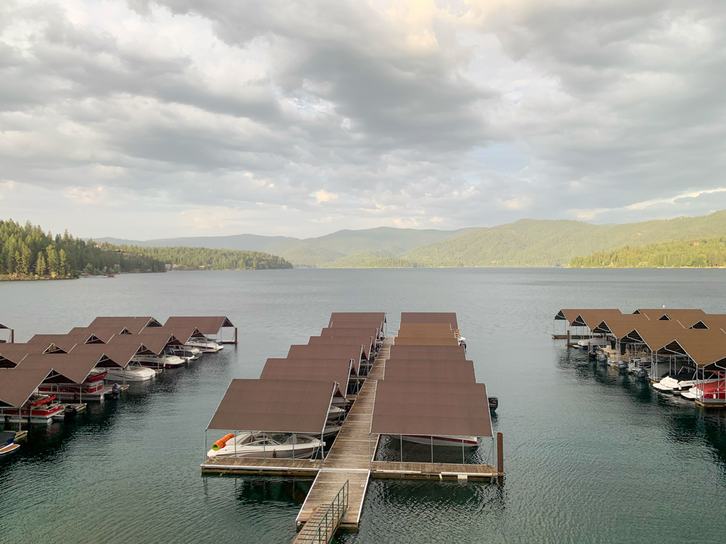 Aussicht vom Country Club, Hayden Lake: ein paar Abend-Sonnenstrahlen lassen sich blicken