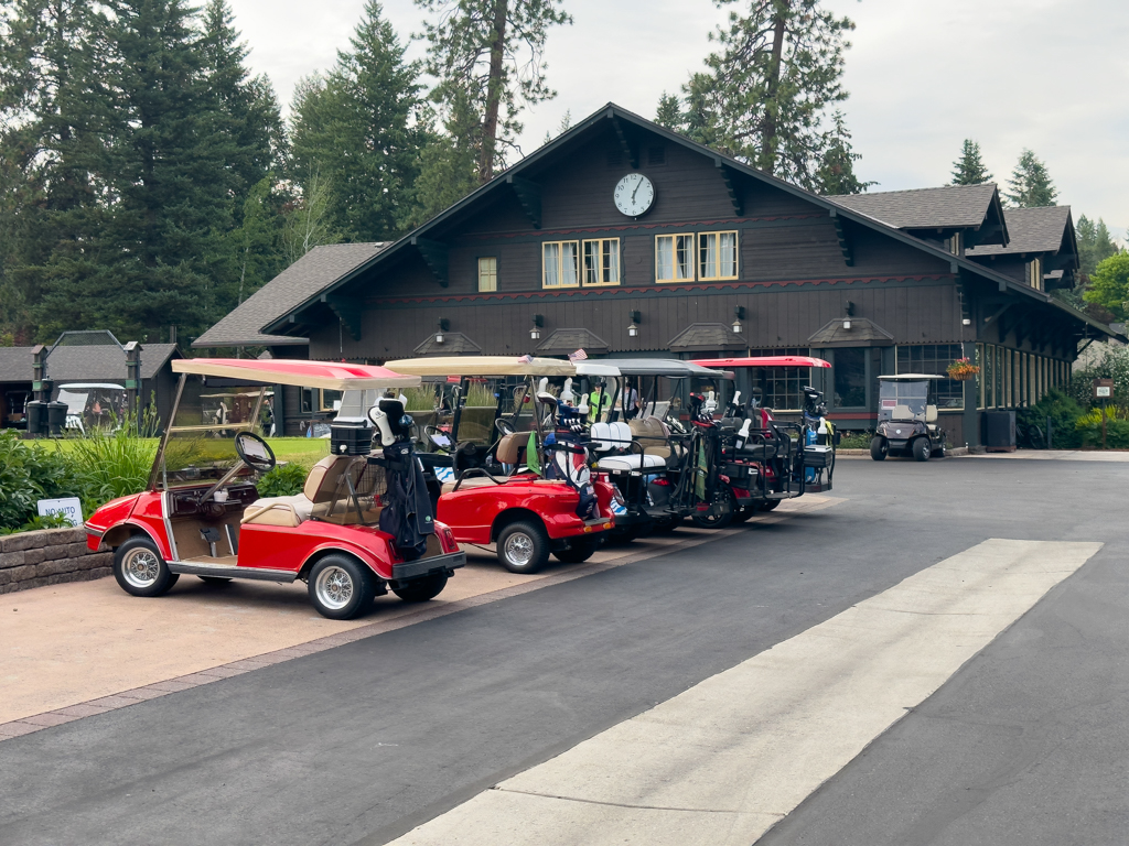 Golfwagenparkplatz im Country Club in Hayden Lake