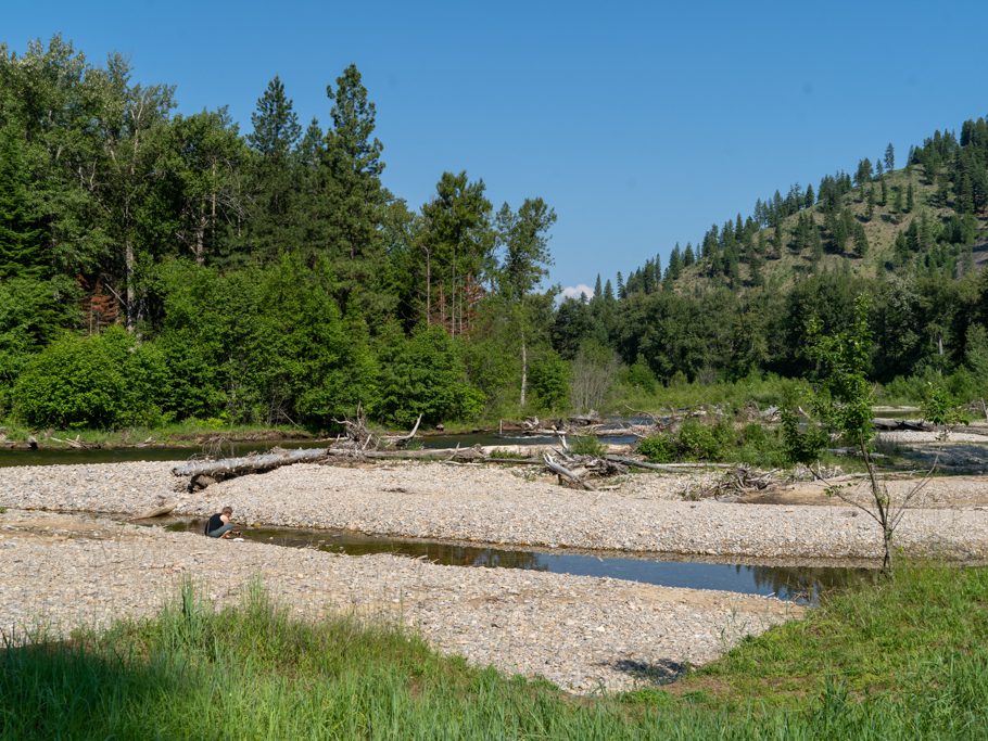 Jo spült am Fish Creek unser Frühstücksgeschirr...