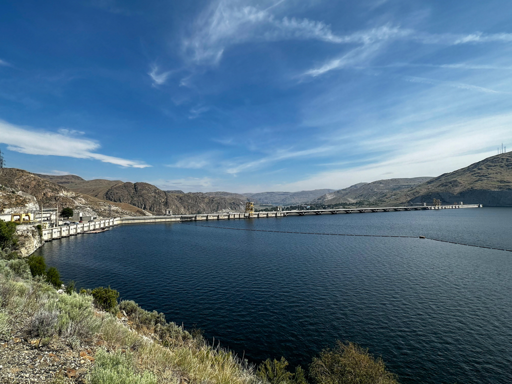 Grand Coulee Dam, Staumauer vom Lake Roosevelt