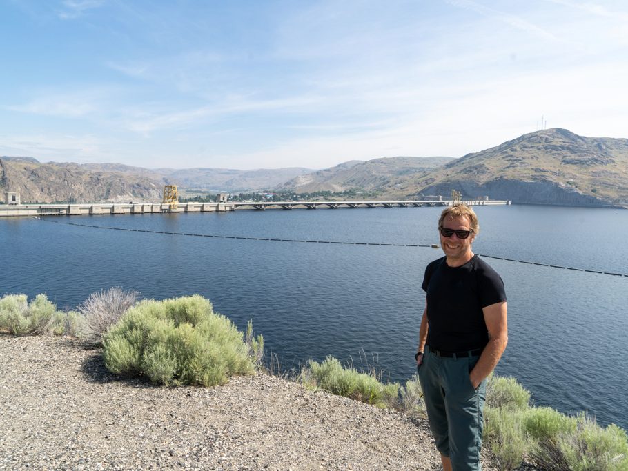 Jo am Grand Coulee Dam, Staumauer vom Lake Roosevelt