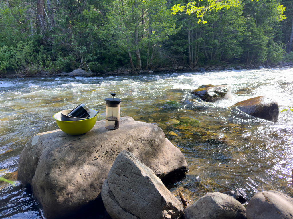 Frühstücks-Abwasch im kalten American River