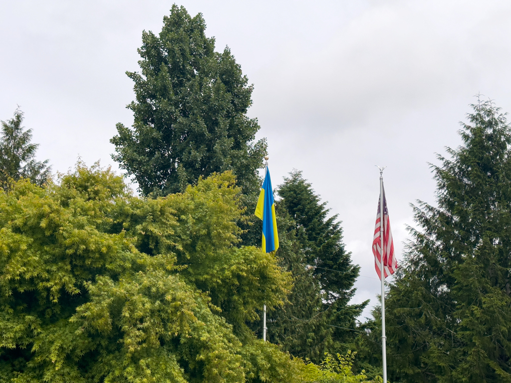 Ukraine-Flagge beim Haus des Vaters von Ted