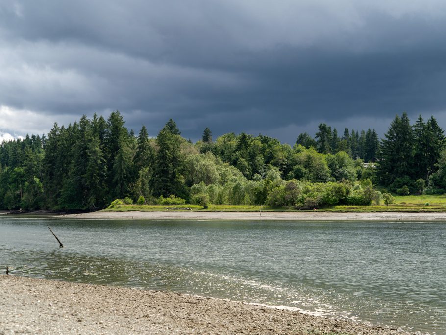 Dunkle Gewitterwolken ziehen auf
