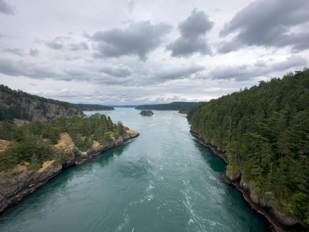 Starke Strömung und Strudel beim Deception Pass