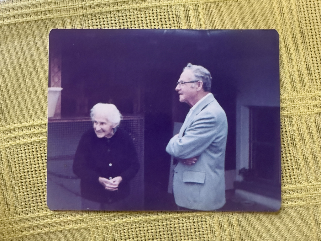 Ein Foto von Ma's Grosi Martha taucht plötzlich in einem Fotoalbum von Nellie von 1977 auf - the missing link!
