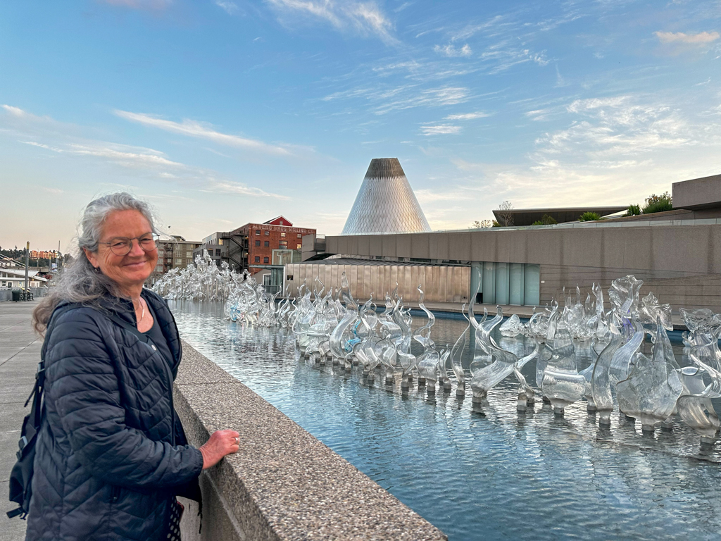 Ma beim Brunnen vor dem Glas-Museum in Tacoma