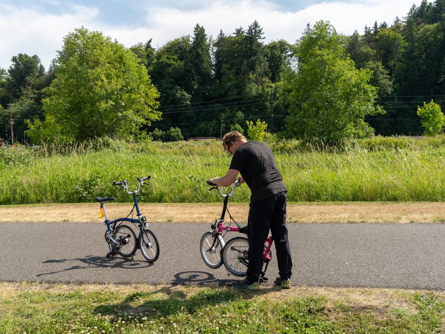 Die coolen Brompton-Räder werden von Jo fachmännisch zusammengefaltet