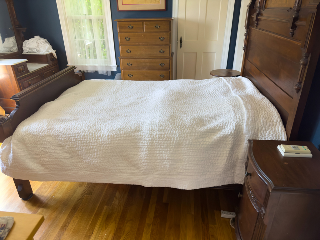 Das grosszügige und bequeme Gästezimmer und -bett
