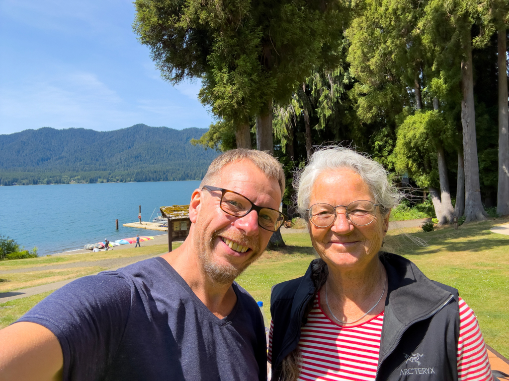 JoMa am Lake Quinault - bei strahlendem Sonnenschein, dort wo es sonst fast immer regnet ;-)