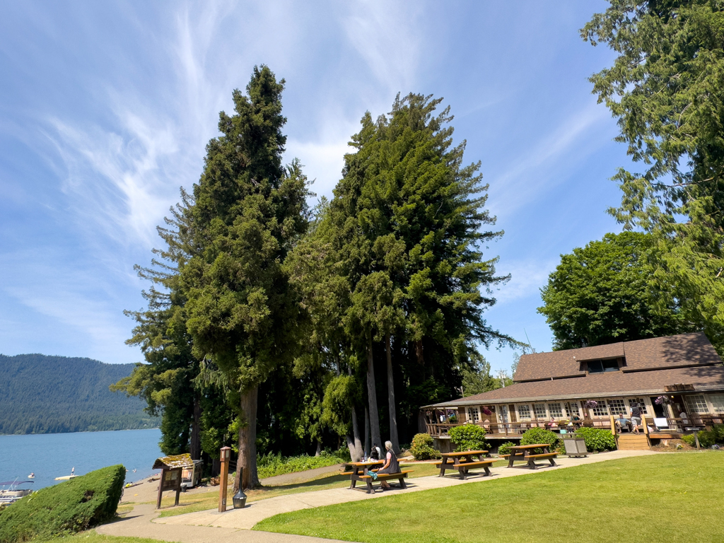 Im Garten und Park der Lake Quinault Lodge darf ein Picknick mit Seesicht gemacht werden.