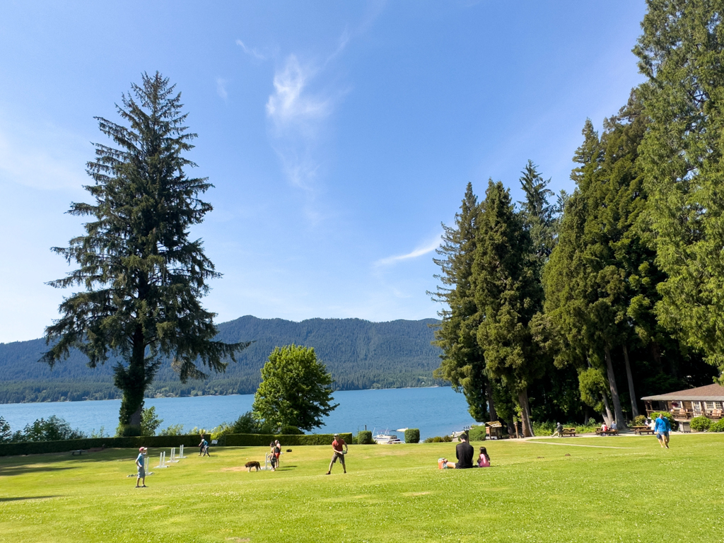 Die grosse Spielwiese im Garten und Park der Lake Quinault Lodge