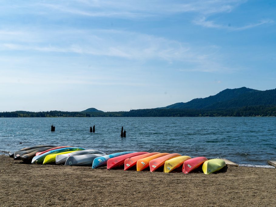 Farbenfrohe Kanus am Lake Quinault