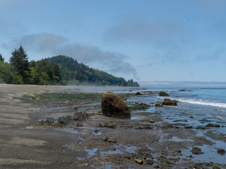 Clallam Bay, der Strand dampft in der wärmenden Morgensonne