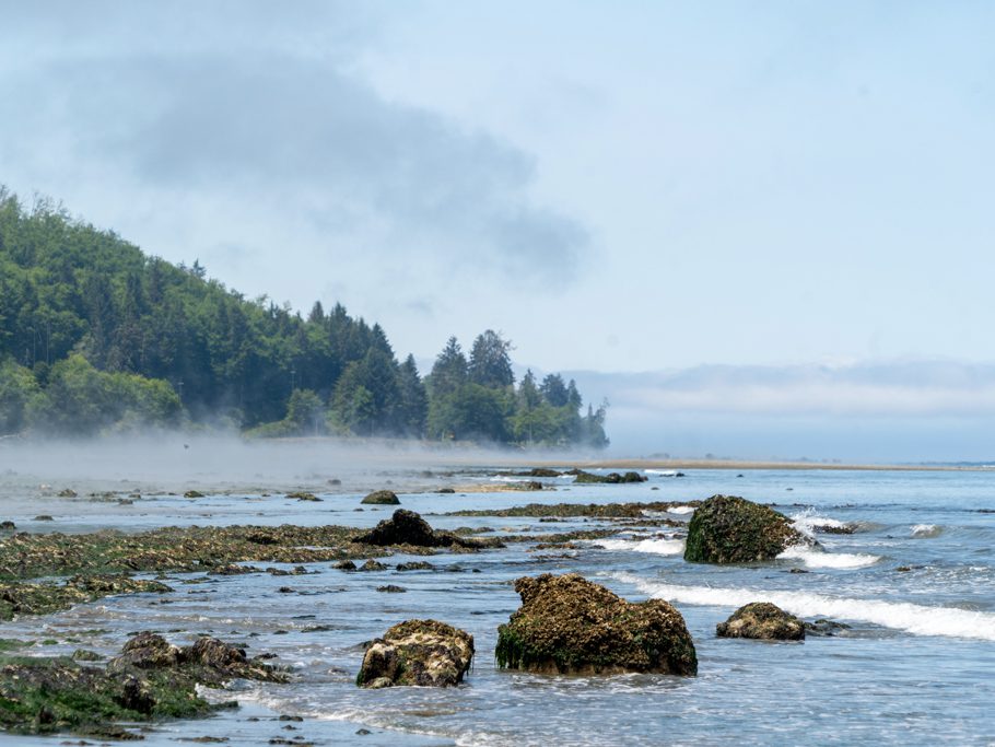 Clallam Bay, der Strand dampft in der wärmenden Morgensonne