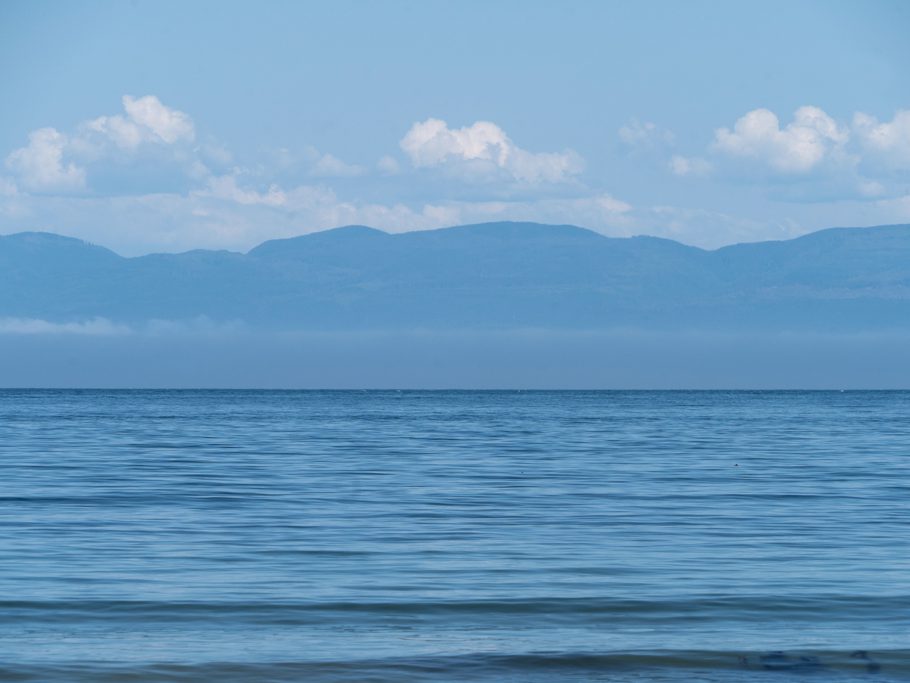 Tief blaues Meer und im Hintergrund Vancouver Island