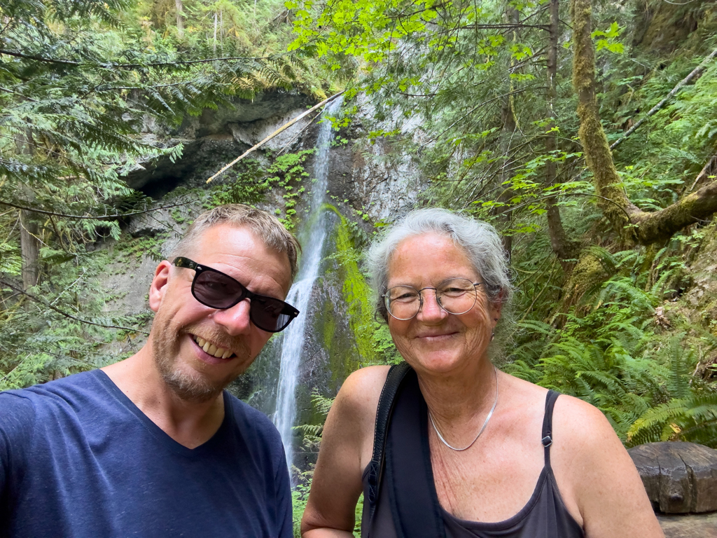 JoMa vor dem Marymere Wasserfall, Olympic National Park