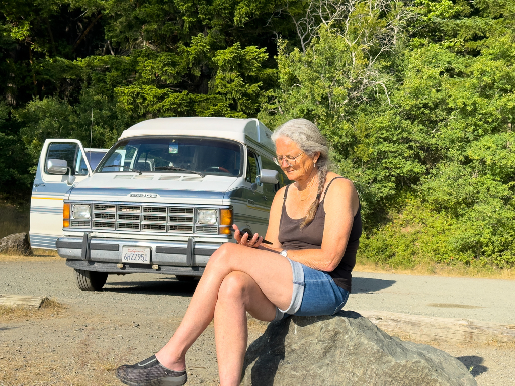 Ma geniesst die letzten Sonnenstrahlen am Lake Crescent