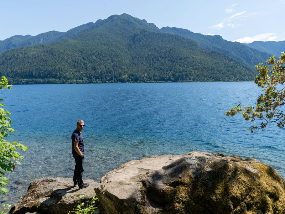 Jo am Lake Crescent im Olympic National Park