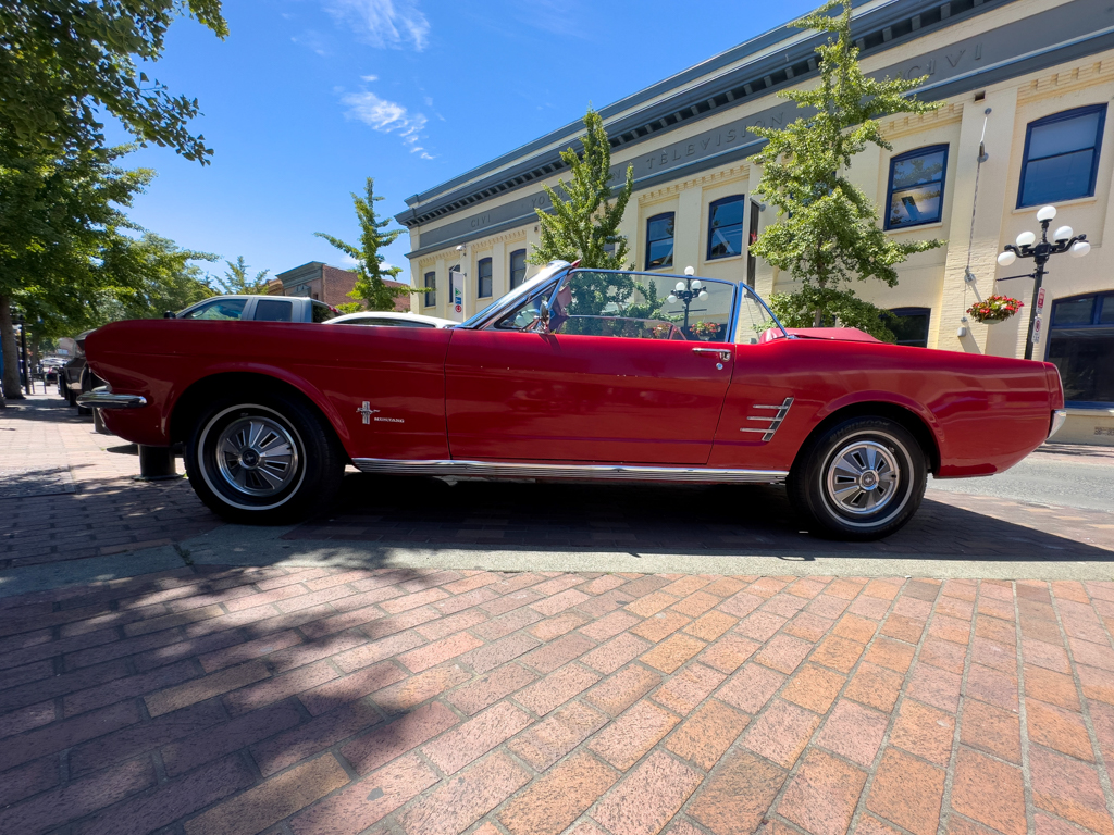 schöner, alter, roter Ford Mustang - speziell für Branko ;-)