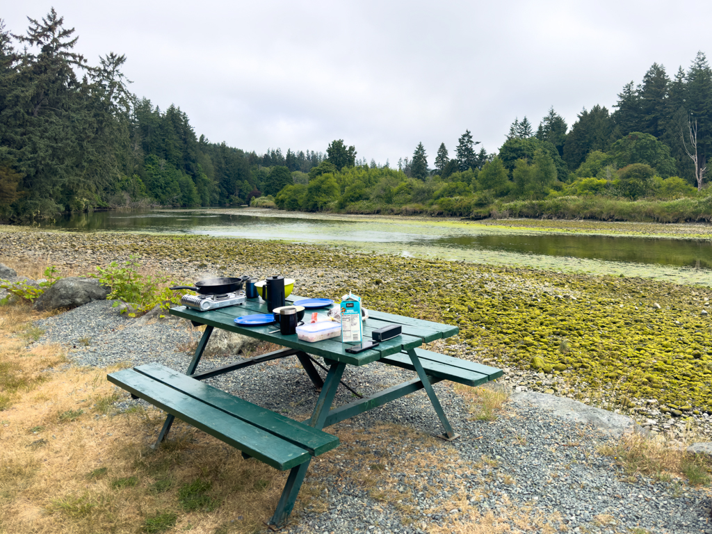Frühstück am Sooke River Campground - bei Ebbe ;-)