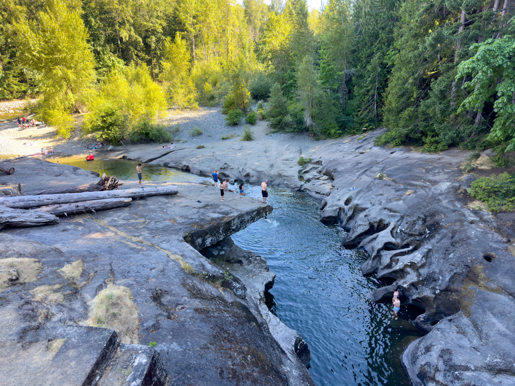 Badeplatz am Englishman River mit Pot Holes und "Sprungturm"