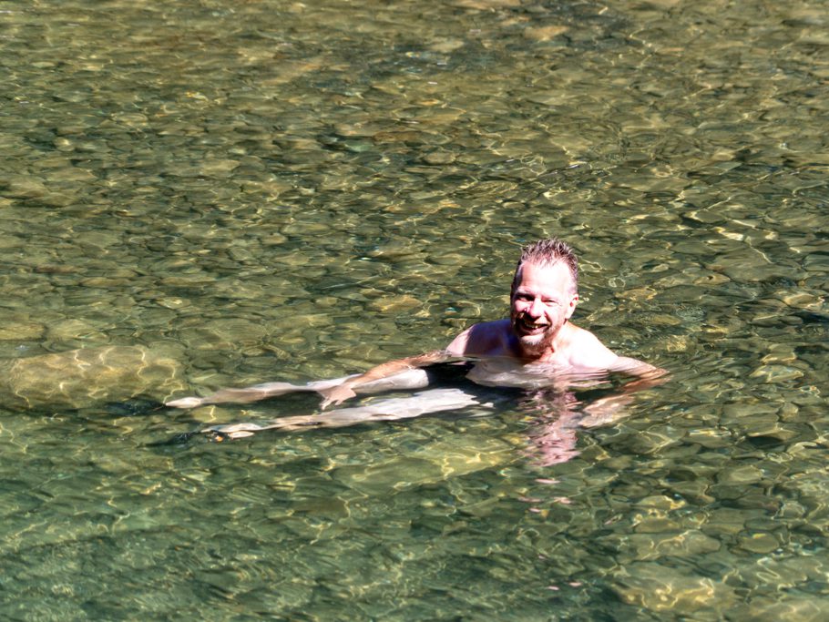 Jo geniesst das erfrischende Bad im klaren Englishman River